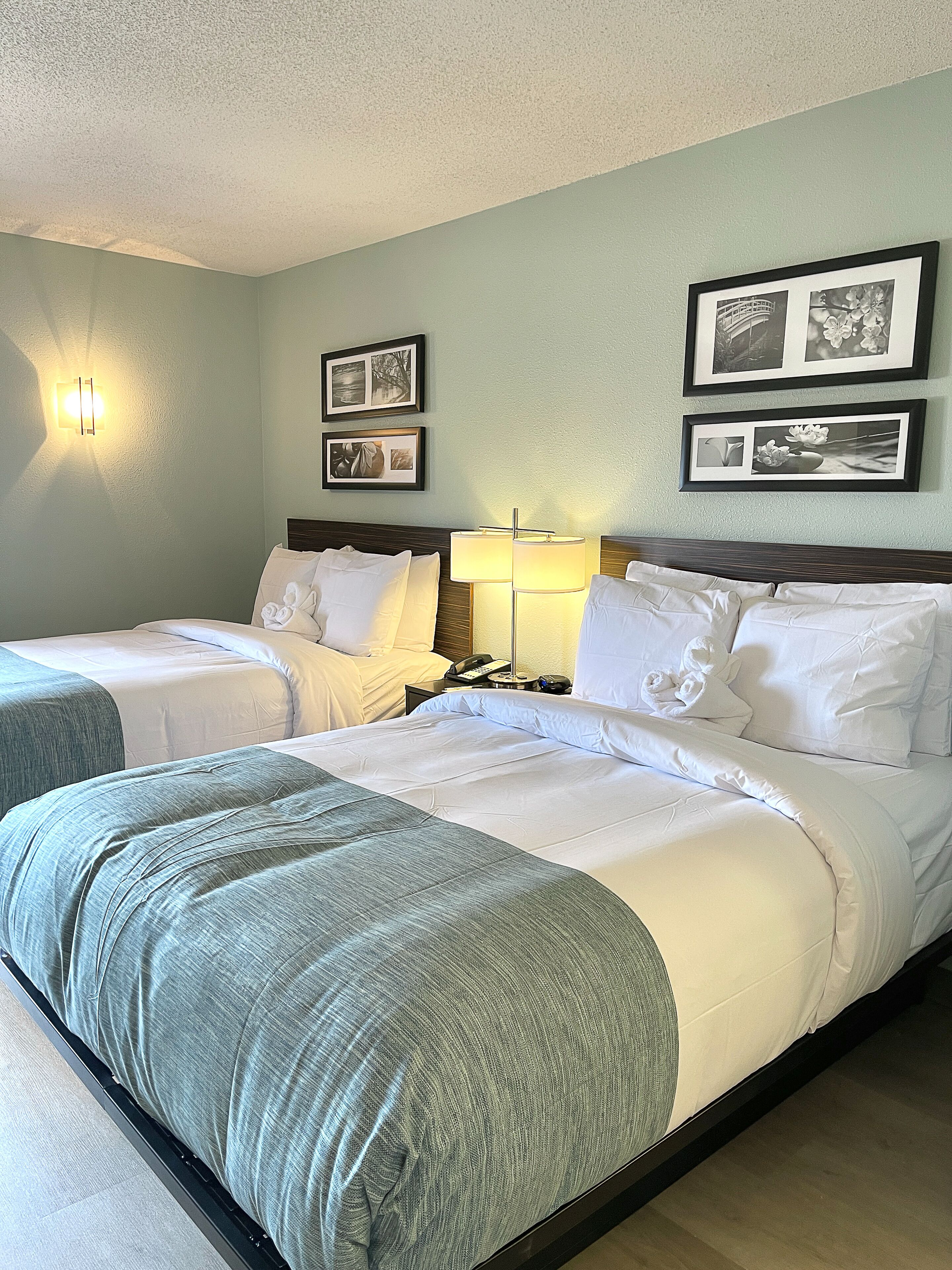 Quarto, 2 camas de casal, para não fumantes | Roupas de cama premium, escrivaninha, cortinas blackout