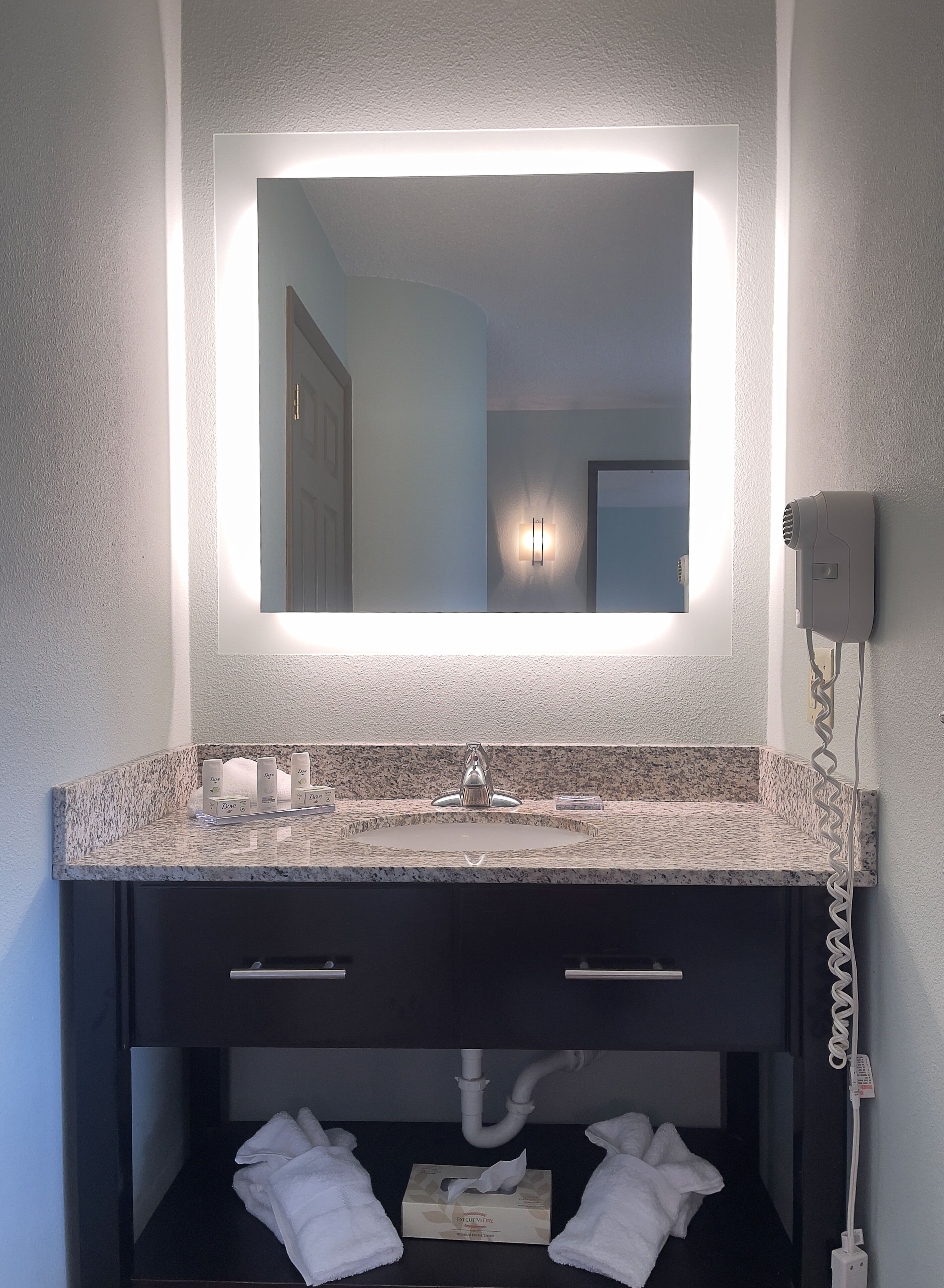 room, 1 queen bed, non smoking | bathroom | free toiletries, hair dryer, towels, soap