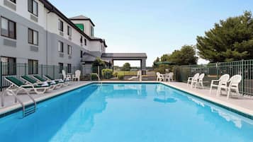 Utomhuspool och solstolar