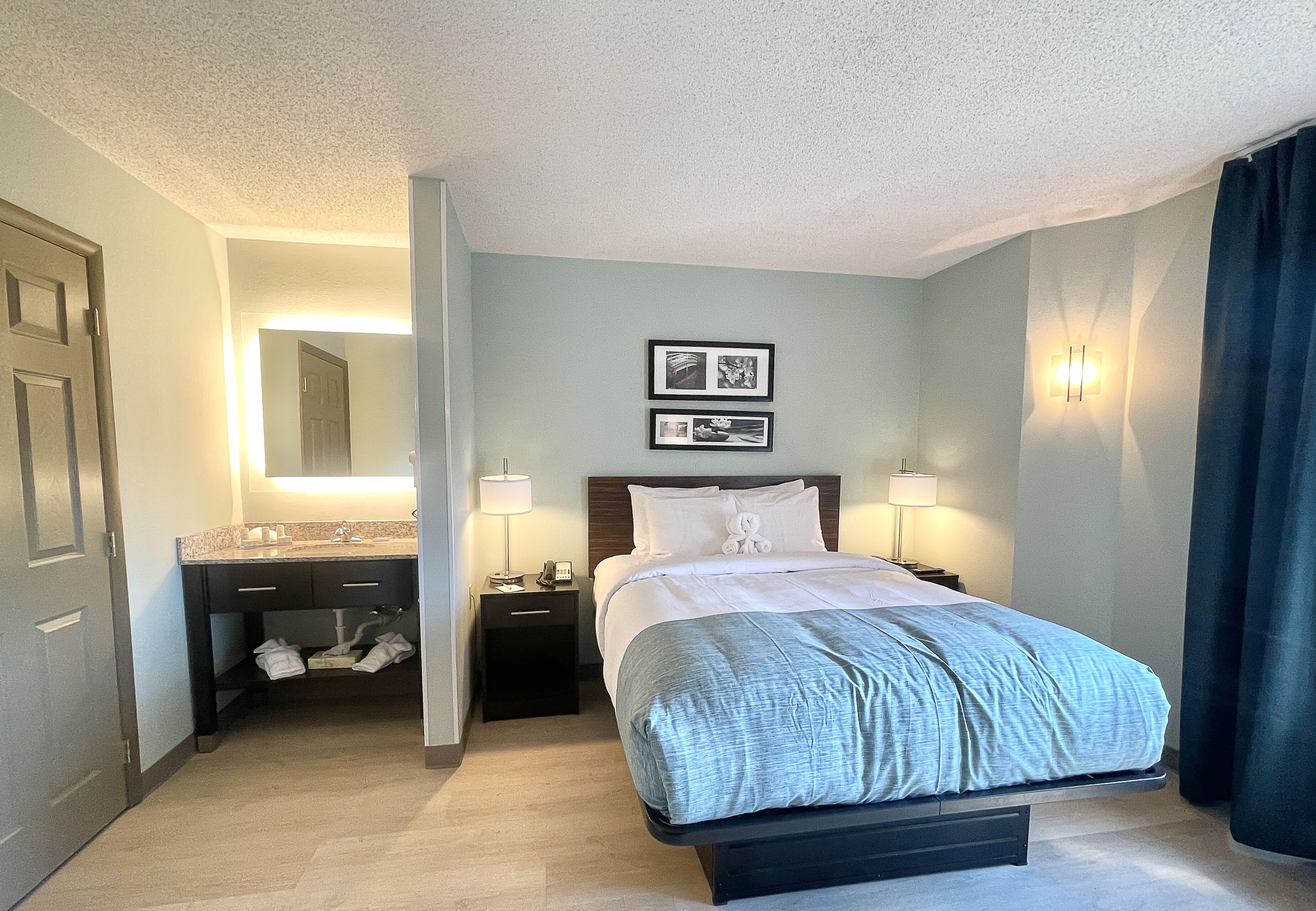 Zimmer, 1 Queen-Bett, Nichtraucher | Hochwertige Bettwaren, Schreibtisch, Verdunkelungsvorhänge