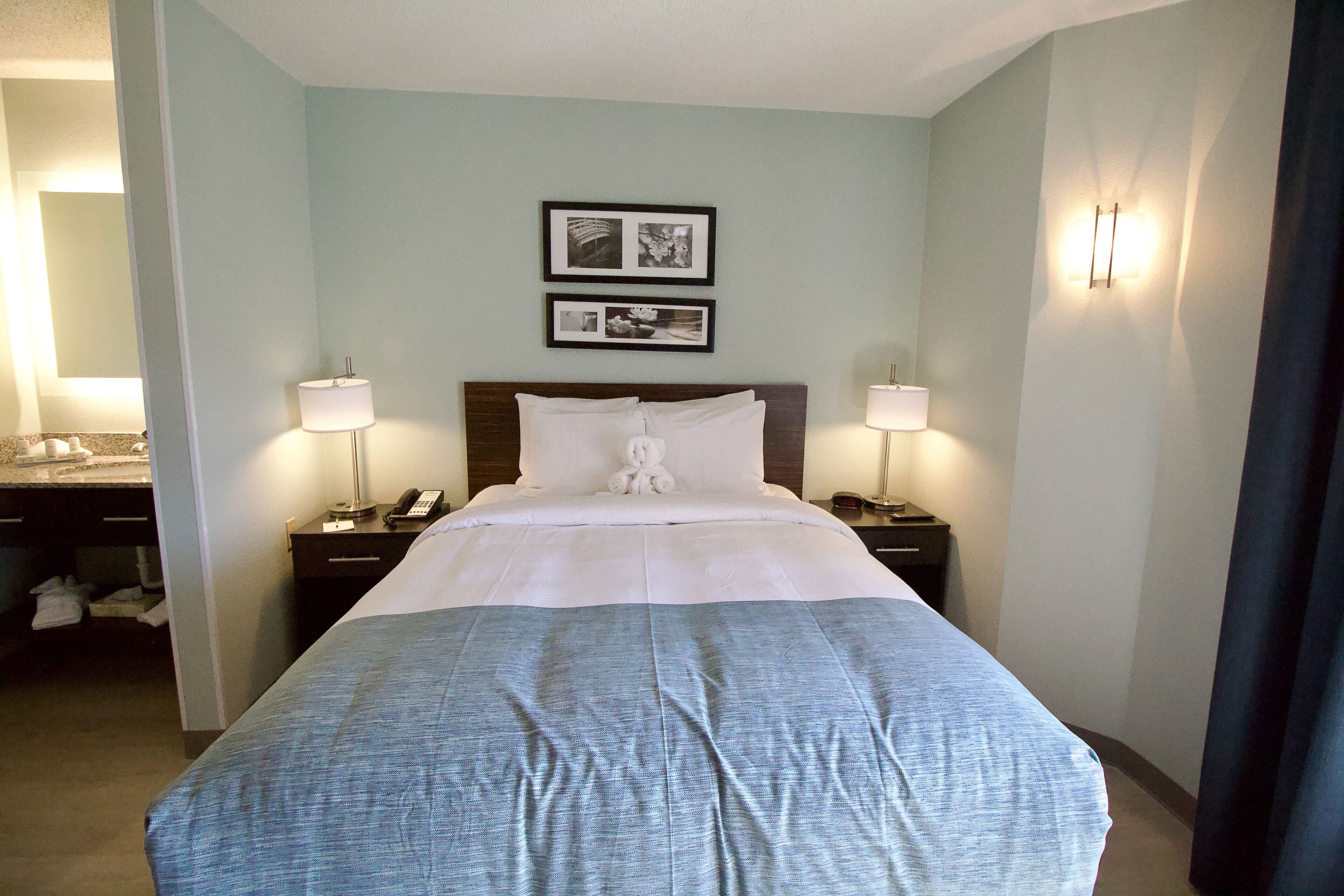 Room, 1 Queen Bed, Non Smoking | Premium bedding, desk, blackout drapes, iron/ironing board