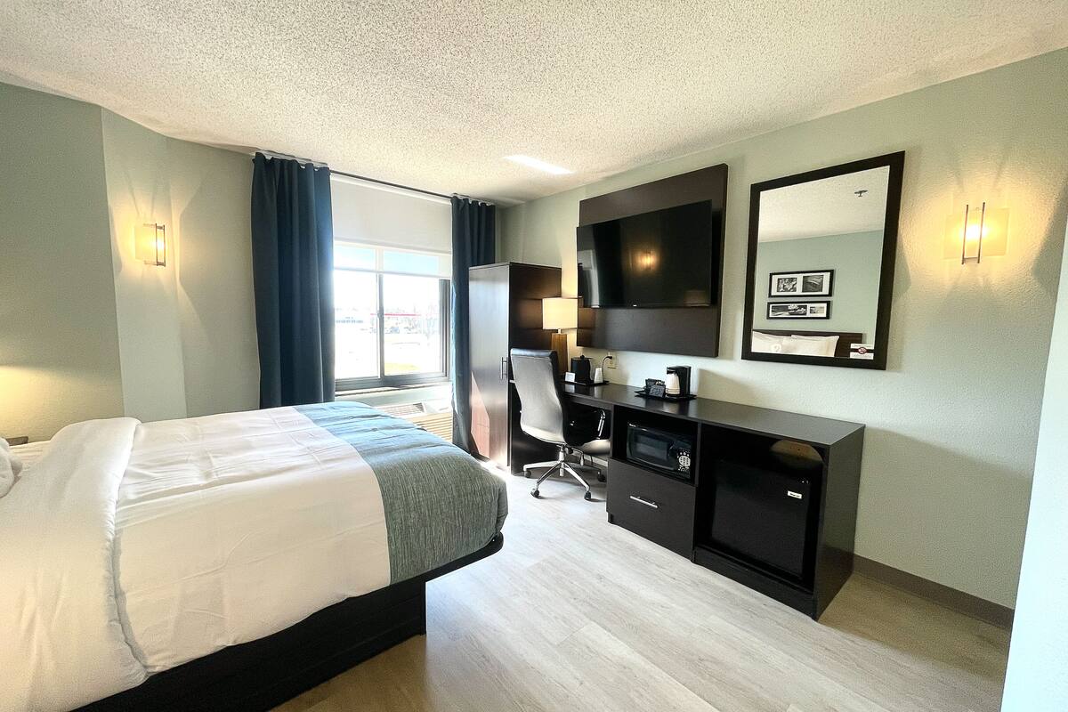 room, 1 queen bed, non smoking | premium bedding, desk, blackout curtains, iron/ironing board