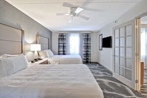 Suite (2 Double Beds and Sofabed) | Escritorio, tabla de planchar con plancha, cunas gratuitas y wifi gratis