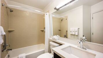 Un baño moderno con bañera, inodoro y lavabo.