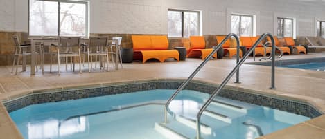 Una piscina techada, sillones reclinables de piscina