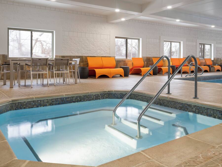 Indoor pool, pool loungers