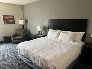 Tabla de planchar con plancha, wifi gratis y ropa de cama