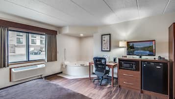 Superior Suite, 1 King Bed, Non Smoking | In-room safe, desk, laptop workspace, blackout drapes