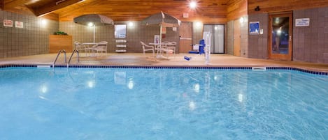 Indoor pool, sun loungers