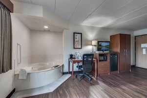 客房内保险箱、办公桌、笔记本电脑工作区、遮光窗帘