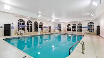 Kolam renang indoor dan kolam renang outdoor