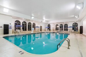 Una piscina cubierta, una piscina al aire libre