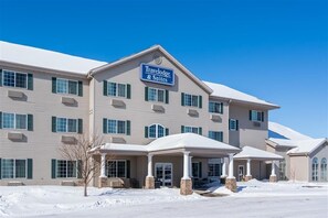 Exterior - Travelodge & Suites by Wyndham Fargo/Moorhead (Moorhead)