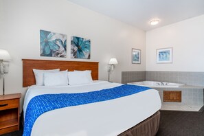 Suite, 1 King Bed, Hot Tub - Travelodge & Suites by Wyndham Fargo/Moorhead (Moorhead)