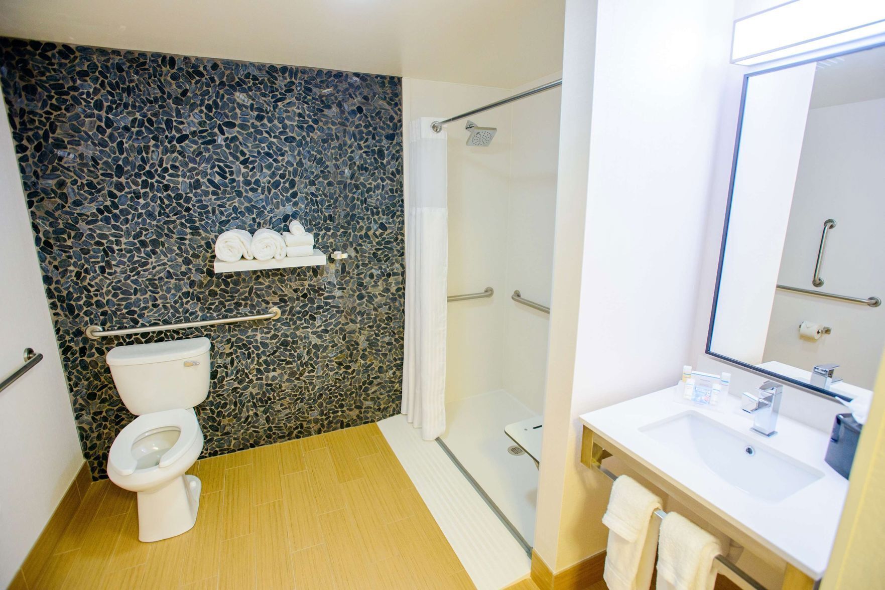 Bathroom | Combined shower/tub, free toiletries, hair dryer, towels