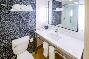 Combined shower/tub, free toiletries, hair dryer, towels - Hilton Garden Inn Rochester Downtown, MN (Rochester)