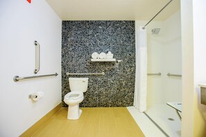 Combined shower/tub, free toiletries, hair dryer, towels - Hilton Garden Inn Rochester Downtown, MN (Rochester)