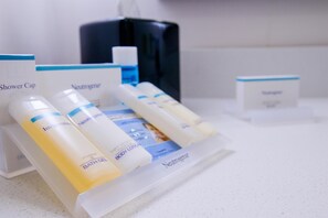 Combined shower/tub, free toiletries, hair dryer, towels - Hilton Garden Inn Rochester Downtown, MN (Rochester)