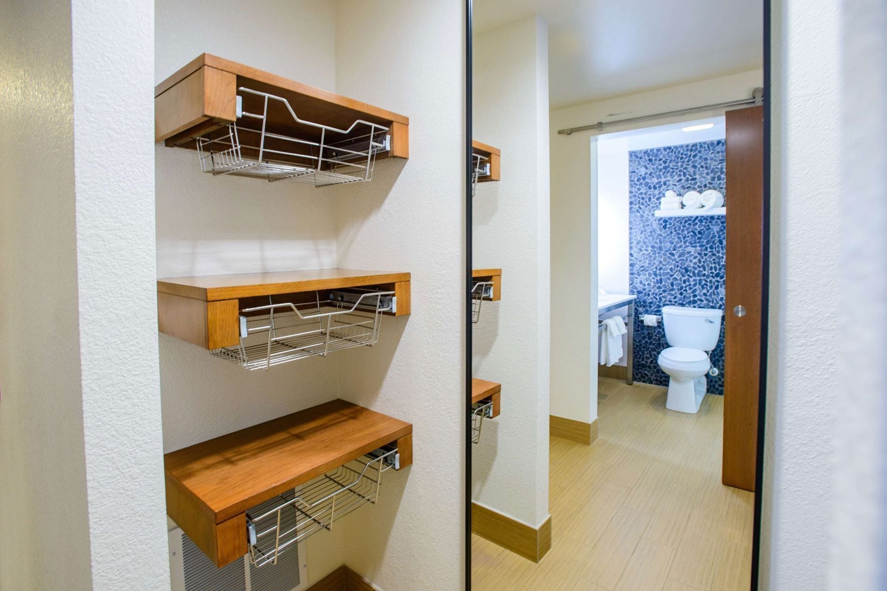 Badkamer | Een bad/douchecombinatie, gratis toiletartikelen, een haardroger