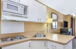 Studio, 1 Queen Bed, Non Smoking | Desk, laptop workspace, iron/ironing board, free WiFi