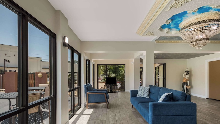 Econo Lodge Inn & Suites Diamondhead