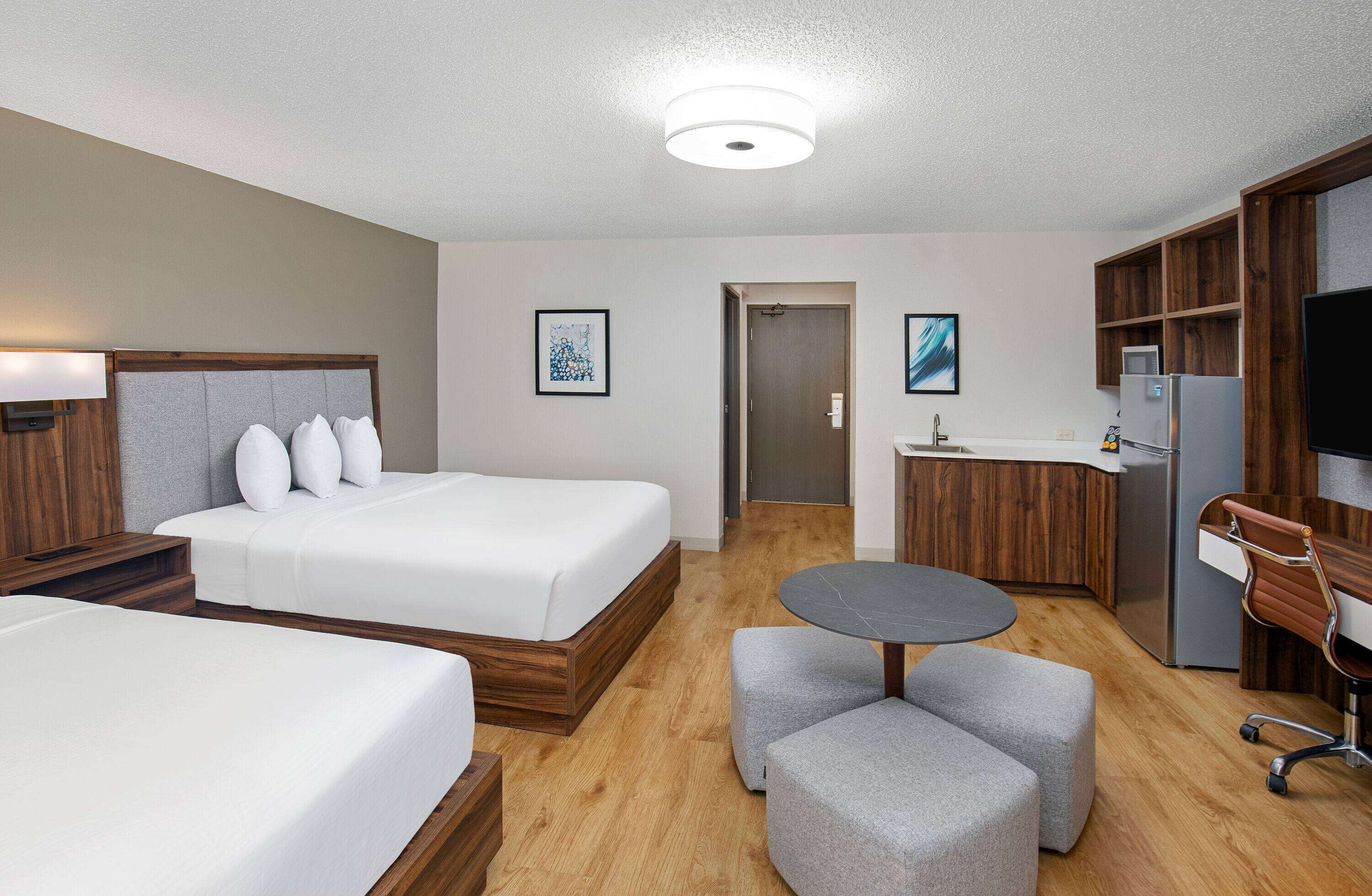 Phòng Suite, 2 giường cỡ queen, không hút thuốc | Bộ đồ giường cao cấp, bàn, khu vực làm việc phù hợp cho laptop 