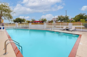 Piscina externa, funciona das 10h às 22h, espreguiçadeiras