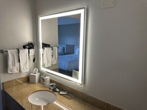 Combined shower/bathtub, free toiletries, hair dryer, towels