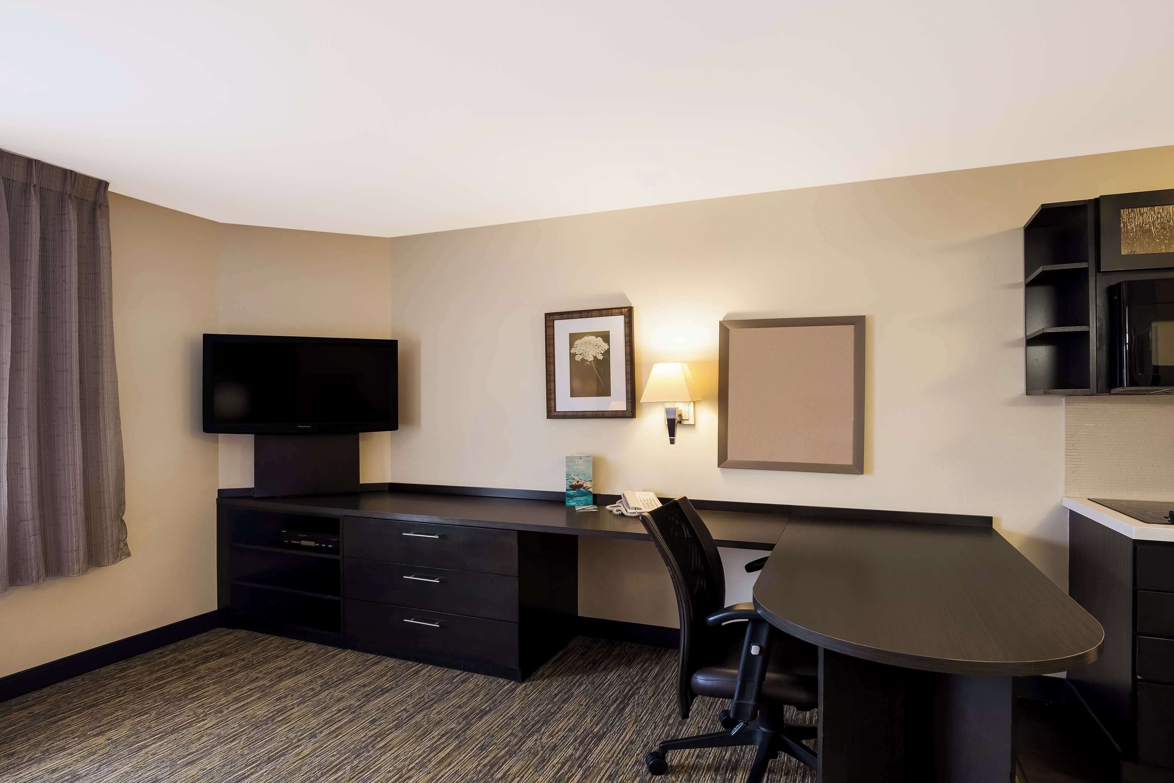 studio suite, 1 queen bed, accessible (mobility roll in shower) | room amenity