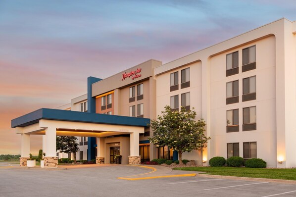 A Hampton Inn by Hilton building with a modern design, a covered entrance, and a landscaped front yard. - Hampton Inn Kansas City - Liberty (Kansas City)