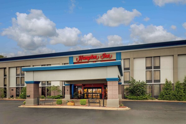 A Hampton Inn hotel with a clear blue sky and clouds. - Hampton Inn Rolla (Rolla)