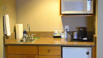 Een koelkast, een microgolfoven, een koffiezetapparaat/waterkoker