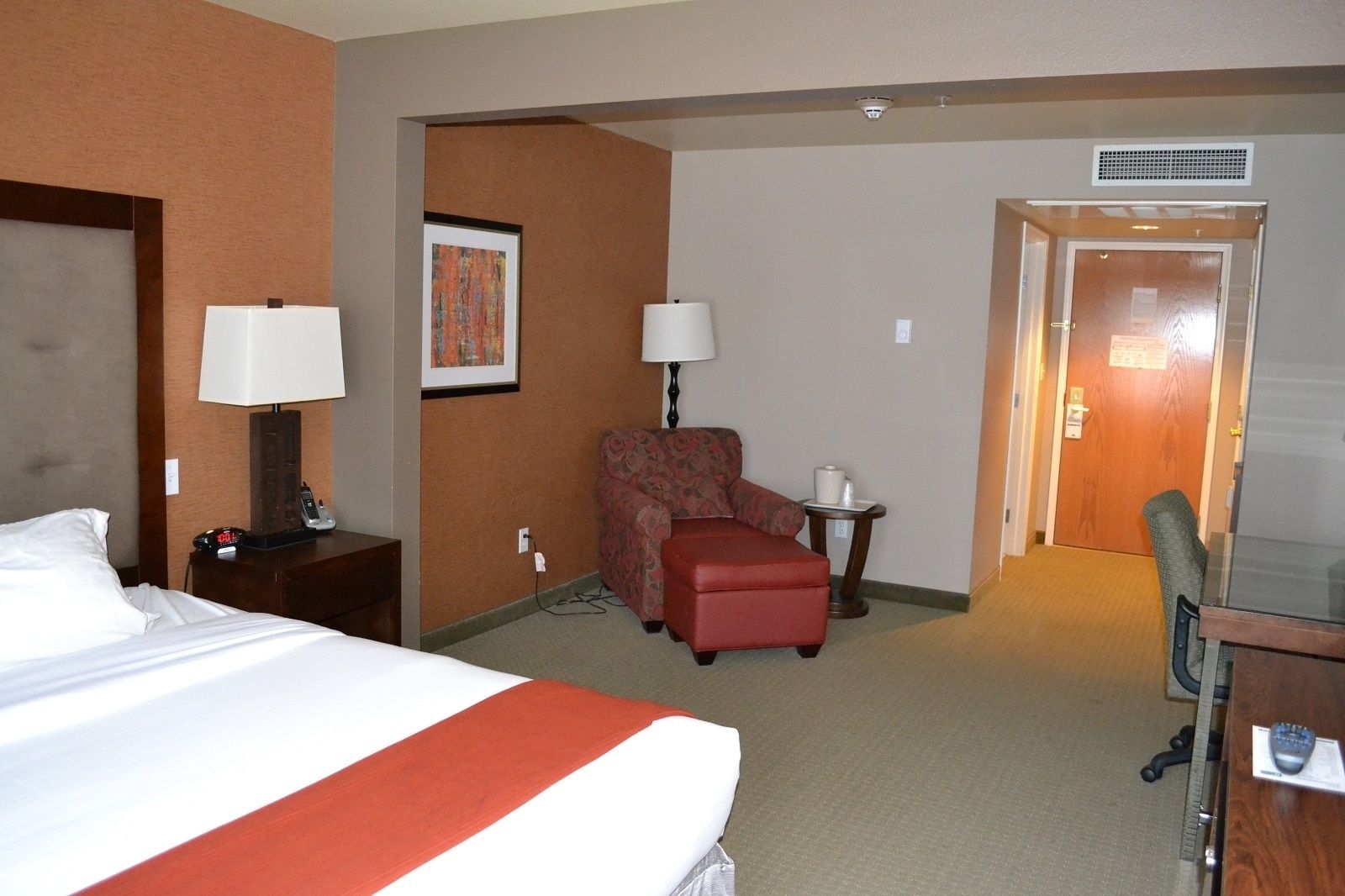 Standard Room, 1 King Bed | Living area | Flat-screen TV, pay movies