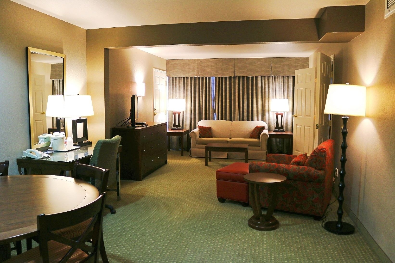 deluxe room, non smoking | living room | flat-screen tv, pay films