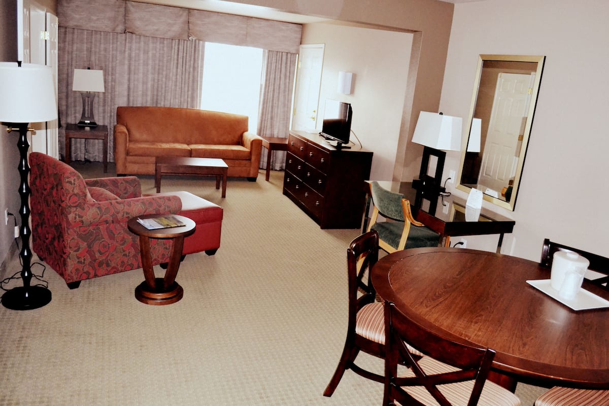 Suite, 1 Bedroom, Jetted Tub | In-room safe, desk, iron/ironing board, free WiFi