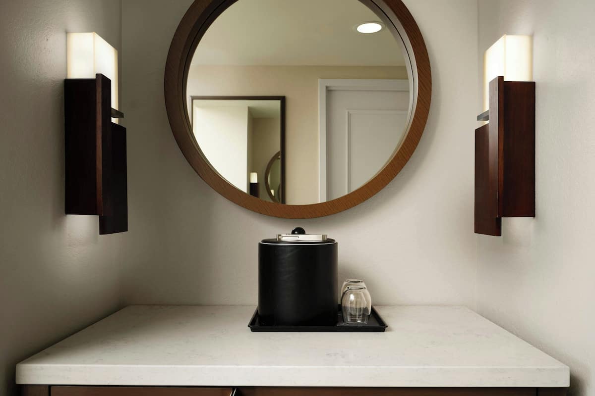 Luxe beddengoed, een kluis op de kamer, een bureau