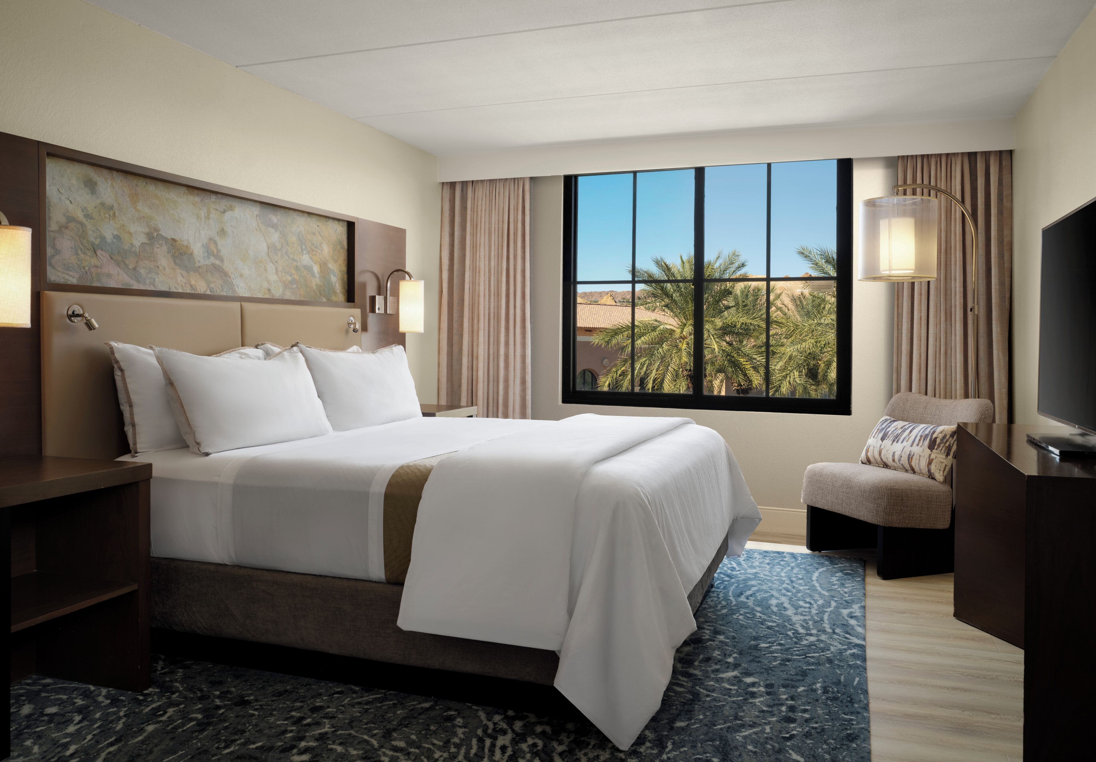 Ropa de cama de alta calidad y caja de seguridad en la habitación 