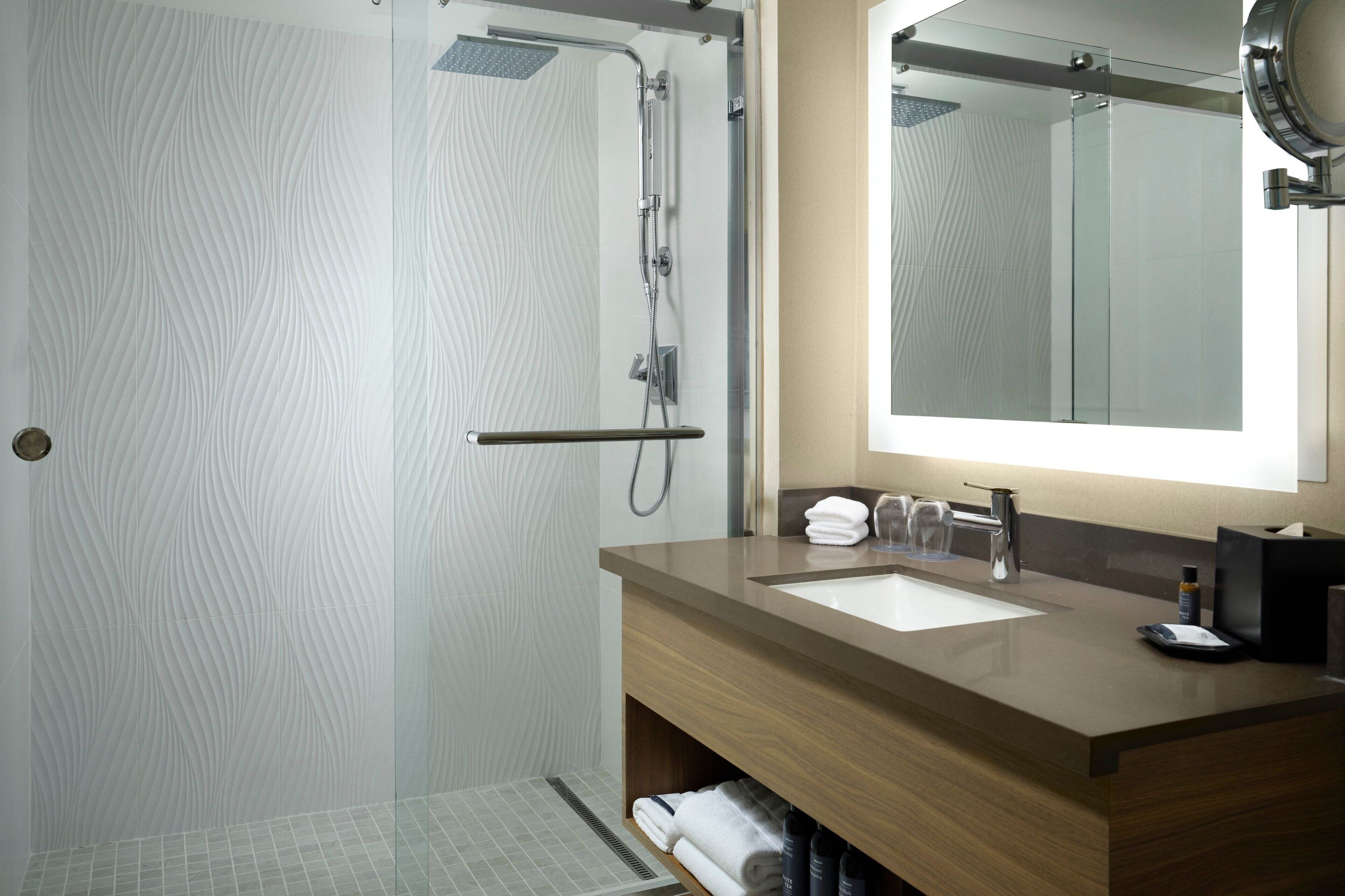 Combined shower/bathtub, free toiletries, hair dryer, towels