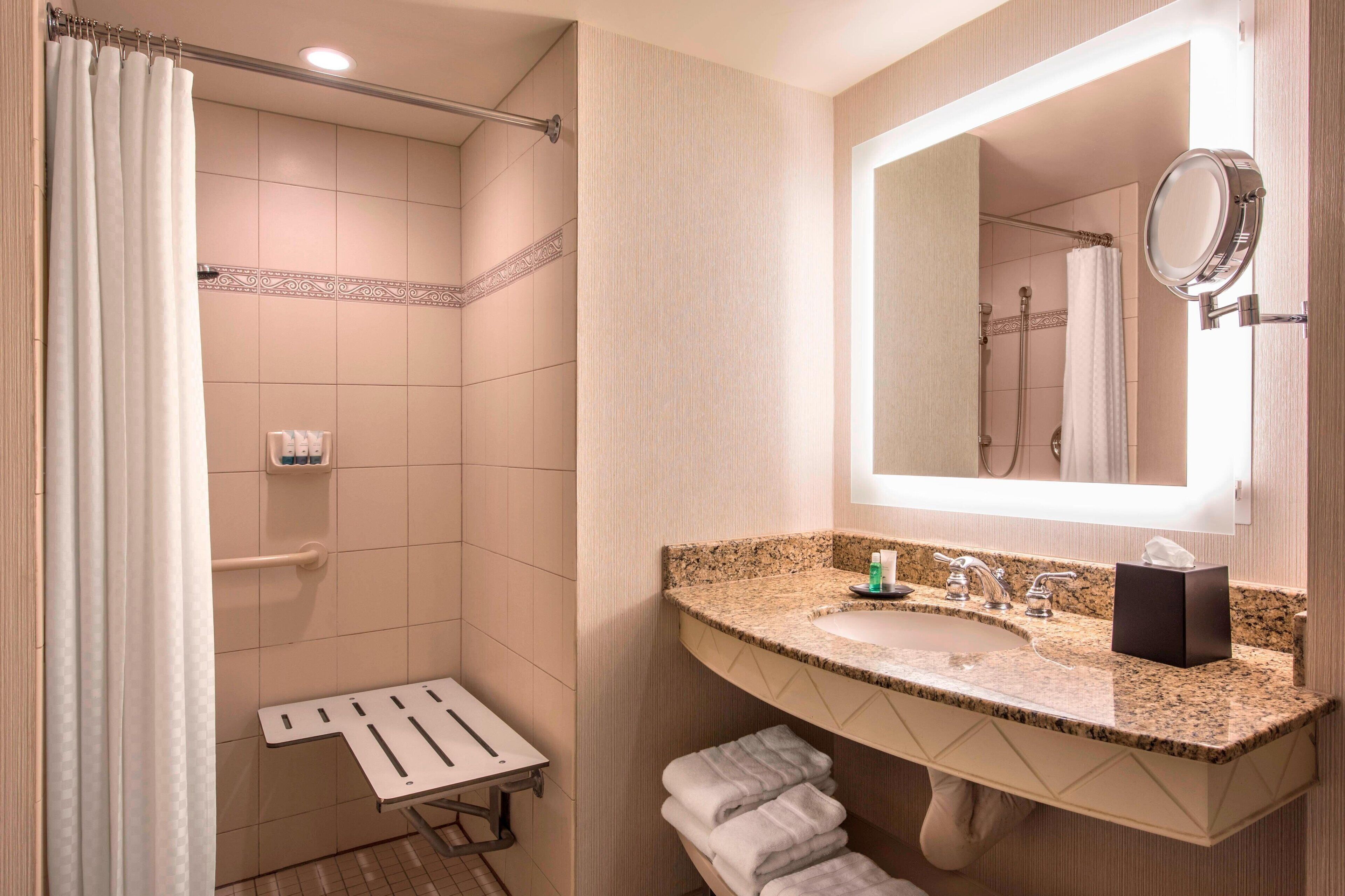 Combined shower/bathtub, free toiletries, hair dryer, towels