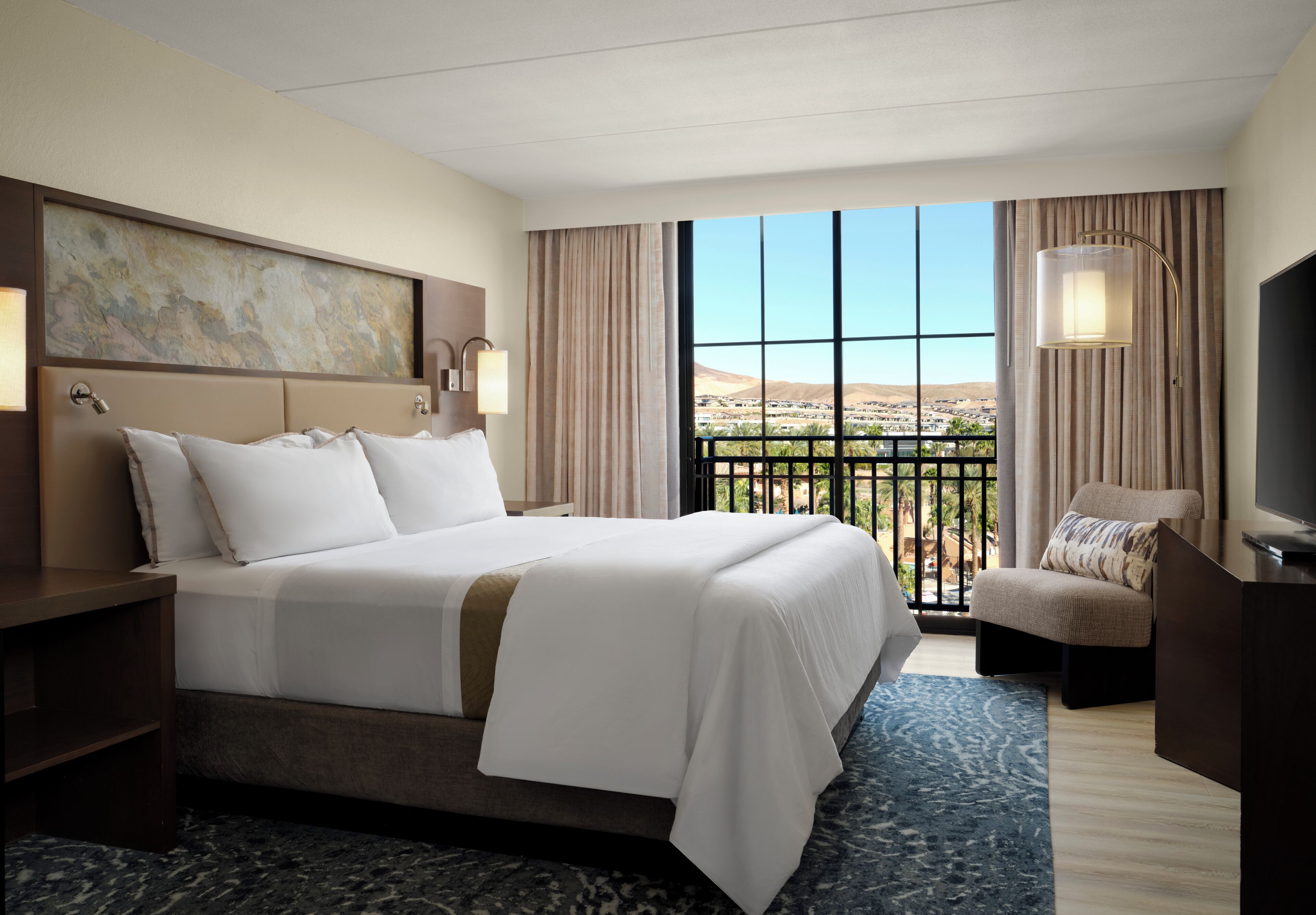 Ropa de cama de alta calidad y caja de seguridad en la habitación 