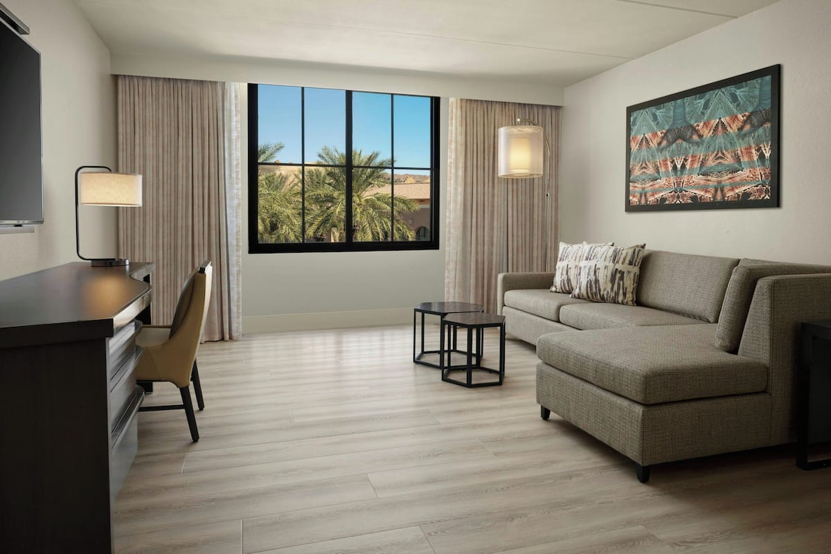 Suite, 1 habitación | Sala de estar | Televisión de pantalla plana, consola de videojuegos y tenis de mesa