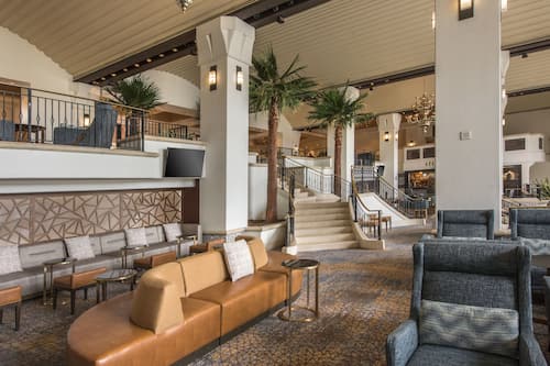 2 bars/lounges, lobby lounge