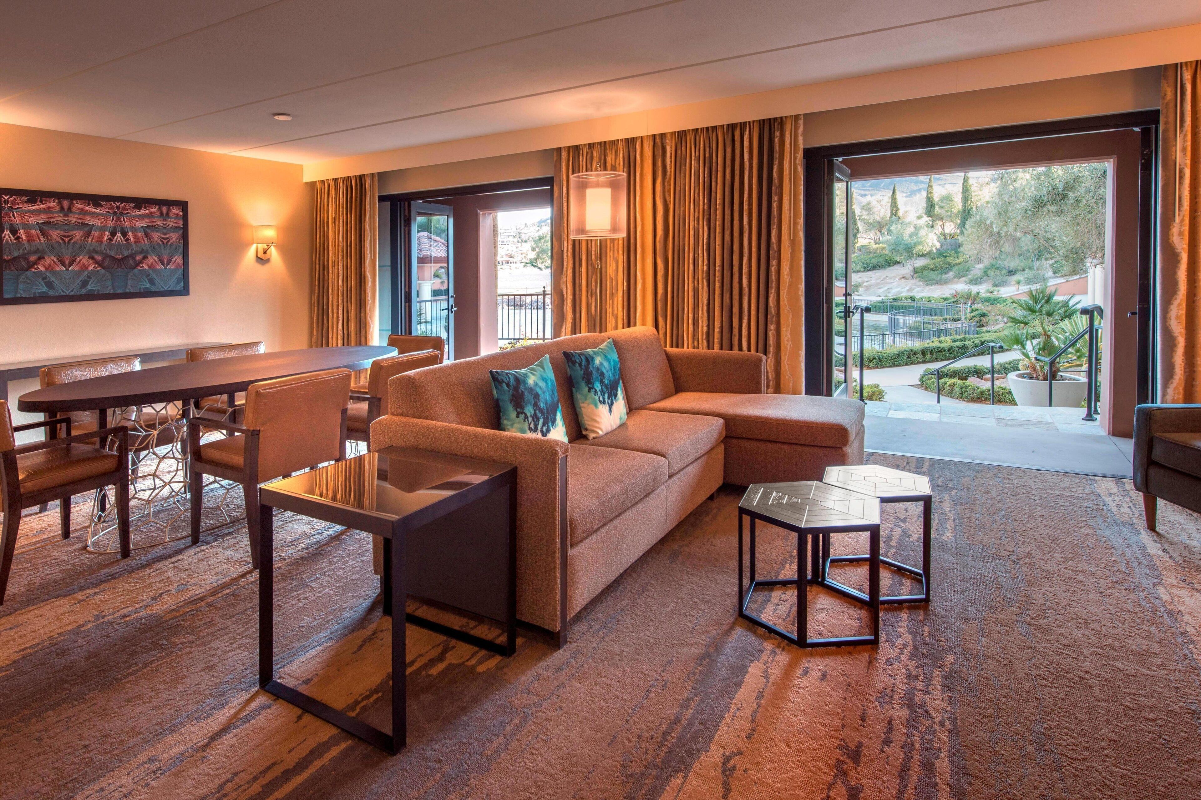 Kamer, uitzicht op meer | Luxe beddengoed, een kluis op de kamer, een bureau