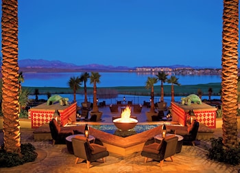 A resort with a central swimming pool, palm trees, and a view of a desert landscape with mountains. at The Westin Lake Las Vegas Resort & Spa by Marriott