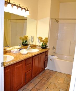 Combined shower/tub, free toiletries, hair dryer, towels at Club De Soleil All-Suite Resort