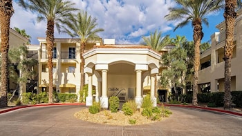 Hotel entrance at Club De Soleil All-Suite Resort