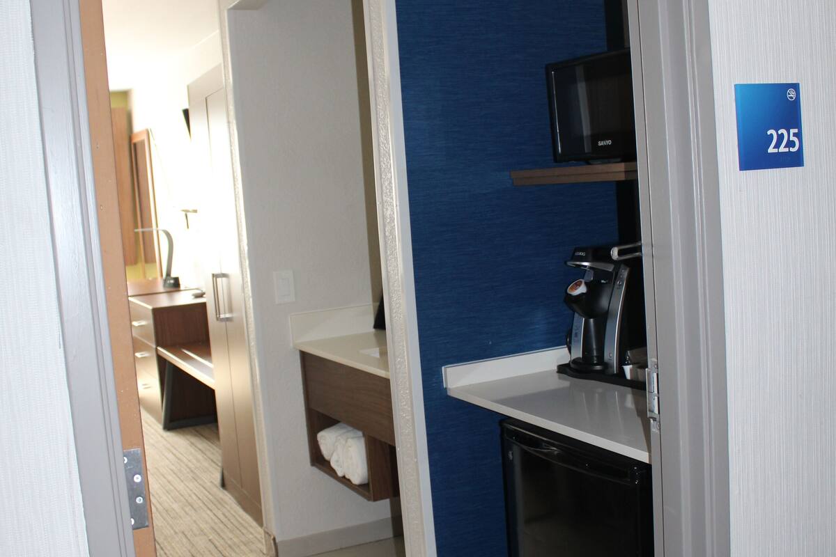 1 bedroom, in-room safe, desk, iron/ironing board