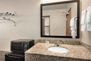 Toalettartikler (inkludert), hårføner og håndklær