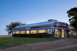 Breakfast, lunch, dinner served; American cuisine