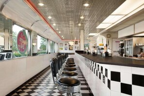 Café da manhã feito na hora todos os dias mediante uma taxa